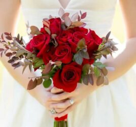 RED ROSES BRIDAL BOUQUET ASTHETIC